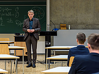 Prof. Volker Tolkmitt, Prorektor Bildung der Hochschule Mittweida, beglückwünscht die Deutschlandstipendiatinnen und -stipendiaten. 