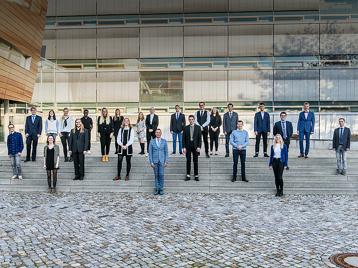 Die Deutschlandstipendiatinnen und -stipendiaten der Hochschule Mittweida vor ihrem Auftaktworkshop mit Business-Knigge-Coach Tilo Kühl-Schimmel (Bildmitte).  