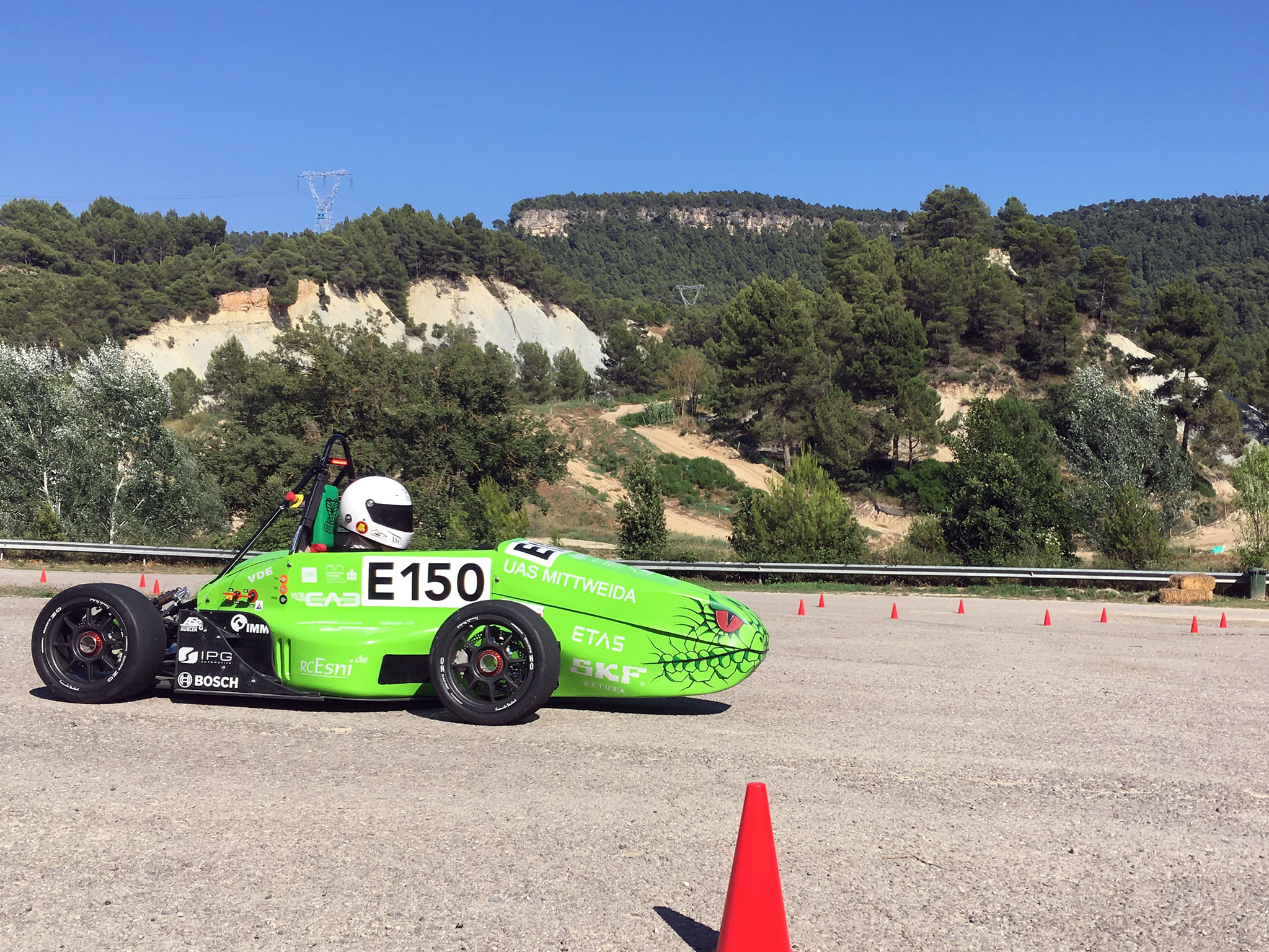 TMM bei der Formula Student Andorry. TMM-Bolide, elCobra, mit Prüstickern der Formula Student.