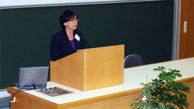 Prof. Monika Häussler-Sczepan erzählt den Teilnehmern von der Zukunft der Hochschule