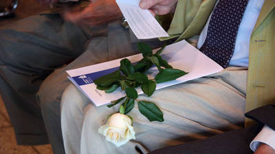 Als Zeichen der Ehre bekommen die Absolventen ein Ehrendiplom und eine Rose.