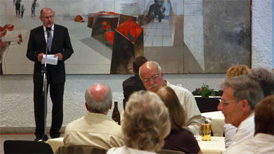 Prof. Michael Hoesel begruesst alle Absolventen_bei der grossen Abendveranstaltung.