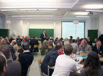 Professor Jörg Mehlis, Fakultät Maschinenbau, erklärt die Spielregeln für das World Café.