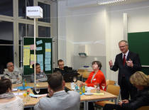 Professor Hartmut Luge, Fakultät Elektro- und Informationstechnik, und Professor Barbara Wedler, Fakultät Soziale Arbeit (2.v.r.) stellen die Ergebnisse zum Thema Wohnen vor und wünschen sich unter anderem unbürokratische dezentrale Entscheidungswege.