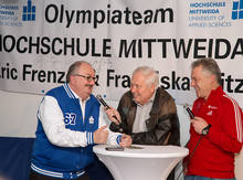 Rektor Ludwig Hilmer (links) und Trainer Frank Erlbeck. Im Hintergrund auf dem Banner die Unterschriften von Eric Frenzel und Jens Weißflog.