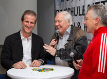 Dr. Ulf Tippelt, Generalsekretär des Landessportbund Sachsen, (links) im Gespräch mit Gert Zimmermann und Frank Erlbeck, Trainer von Eric Frenzel 