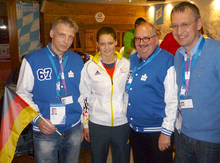 Erste Skiprung-Olympiasiegerin überhaupt: Volker Tolkmitt, Ludwig Hilmer und Serge Velesco mit Carina Vogt 
