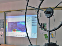 Die Akustische Kamera mit dem akustischen Bild einer Kehrmaschine im Hintergrund