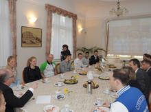 Rektor Ludwig Hilmer (links) mit den Spitzensportlern der Hochschule (von links): Julia Wittig, Franziska Fritz, Sascha Hübner, Hannes Herrmann, Eric Frenzel, Agit-Cetin Erbek, Erik Simon und Jonna Hoffmann 