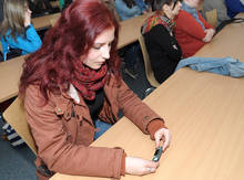 So sieht ein MP3-Player innen aus. Lisa-Marie May von der Fortbildungsakademie der Wirtschaft (FAW) begleitete die Schülerinnen und Schüler aus Plauen.