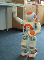 NAO, der humanoide Roboter der Fakultät Elektro- und Informationstechnik wünscht Auf Wiedersehen.