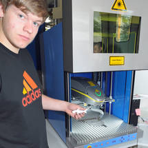 Martin Heinecke (11. Klasse) aus Lutherstadt Wittenberg mit Andenken aus dem Laserlabor.