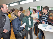 Eher was mit Technik möchte Stephanie Trültzsch (2.v.l.) aus Coswig studieren. Sie ist in der 10. Klasse und informiert sich bei Stefan Sommerweiß (1.v.r.) von der studentischen Unternehmensberatung Ventus Novus über den Studiengang Wirtschaftsingenieurwesen.