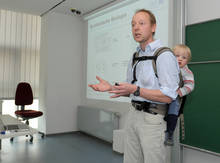Emil hinten, vorne Interessenten an der Ingenieurwissenschaft Biotechnologie im Vortrag von Professor Röbbe Wünschiers.