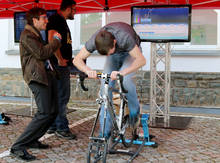 Sportforum-Projektleiter Stefan Sommerweiß (links) motiviert, auf dem Super-Speed-Ergometer alles zu geben.