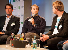 Beim Vormittagspodium (v.l.n.r.): Stev Theloke, Pierre Jaques, Moderator Philipp N. Neumayer ... 