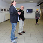 Prof. Christof Amrhein (links) und Fotografie-Dozent Daniel Wesker bei der Eröffnung der Ausstellung