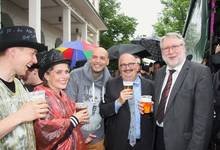 Tradition beim Bergfest: Anstoßen mit Rektor und Oberbürgermeister