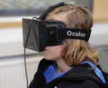Die Oculus Rift lässt Besucher in die Welt von Virtual Reality einblicken. Foto: Andreas Hiekel