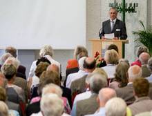 Absolvent Bruno Kny bei seiner Rede zum Treffen der Absolventen. Foto: Andreas Hiekel