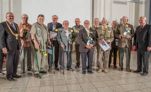 Eine Gruppe der Absolventen zur Ehrung mit Rektor Prof. Ludwig Hilmer und Altrektor Prof. Lothar Otto. Foto: Andreas Hiekel