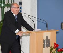 Rektor Ludwig Hilmer begrüßt die Absolventen. Foto: Andreas Hiekel