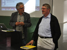 Veranstalter Prof. Dr. Stefan Busse diskutiert mit Referent Prof. Dr. Reinhart Wolff
