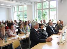 Professor Günter Zurhorst mit Prorektorin Monika Häußler-Sczepan, Oberbürgermeister Matthias Damm, Europaabgeordnetem Peter Jahr und Dekanin Christina Niedermeier in der ersten Reihe (v.l.)