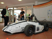 Hochschulrektor Ludwig Hilmer freut sich über die jüngsten Erfolge von HECtor, dem Formula-Student-Rennwagen der Hochschule.
