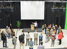 Erster Blick ins Fernsehstudio. Steffen Kiesel, Referent Hochschulbau, zeigt den Besuchern das Herzstück des neuen Gebäudes.