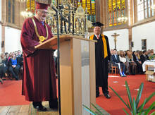 Ehre für den Stifter. Rektor Ludwig Hilmer verleiht die Goldene Ehrennadel an Herbert E. Graus.