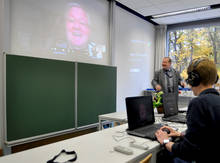 Erster Workshop am Vormittag: IWOOTI 2014 - mit erstem Beitrag via Internet von Jak Boumans aus den Niederlanden. Workshopleiter Prof. Robert J. Wierzbicki (r.) freut sich, dass die Verbindung steht.