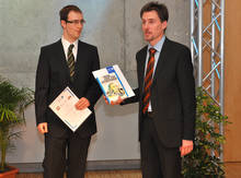 René Sewohl (l.) erhält aus den Händen seines Gutachters Prof. Leif Goldhahn den Gerhard-Neumann-Preis.