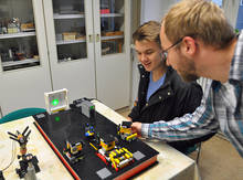 Kein Spielzeug: Alexander Kroll (links) lässt sich von Markus Olbrich vom Laserinstitut Hochschule Mittweida Interferenzmuster eines Laserstrahls zeigen.