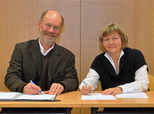 Freudiges Ereignis: Achim Dresler und Sylvia Bäßler unterzeichnen die gemeinsame Vereinbarung.
