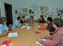 Arbeitsgruppe Assistenz. Professor Barbara Wedler und Professor Stephan Beetz am Kopf des Tischs