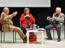 Kein bisschen leise: Prof. C. W. Müller (links) und Prof. Klaus Liepelt (rechts) - moderiert von Prof. Gudrun Ehlert.