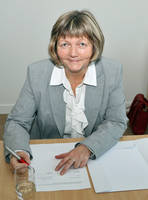 Kanzlerin Sylvia Bäßler freut sich über die langfristige Vereinbarung mit dem Landkreis.