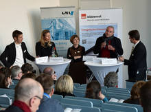 Treffpunkt Stadt: Professor Jan Schaaf (Hochschule Mittweida), Professor Angela Mensing-de Jong (HTW Dresden), Dr. Tanja Korzer (Universität Leipzig), Professor Ronald Scherzer-Heidenberger (HTWK Leipzig) und Moderator Dr. Eddy Donat (v.l.)