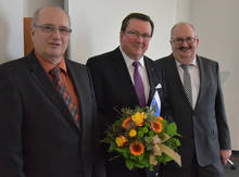 Neuer Träger der Goldenen Ehrennadel der Hochschule Harald Menzel (Mitte) zwischen Altrektor Werner Totzauer (links) und Rektor Ludwig Hilmer