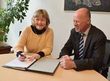 Die Kooperationspartner freuen sich über die beschlossene Zusammenarbeit: Kanzlerin Sylvia Bäßler und der Vorstandsvorsitzende der Wohnungsgenossenschaft Günther Schubert.