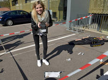 Sophie Wenzel interessiert sich sehr für Forensik und probiert sich schon einmal in der Tatortfotografie. Die Elftklässlerin ist mit ihren Eltern aus Aschaffenburg zum Studieninformationstag gekommen.