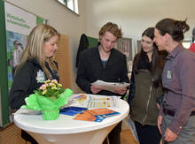 Studentin Sandra Roth (links) und Professorin Silke Meyer (rechts) helfen Dominik Albrecht aus Schrobenhausen bei der Entscheidung zwischen Betriebswirtschaftslehre und Wirtschaftsingenieurwesen.