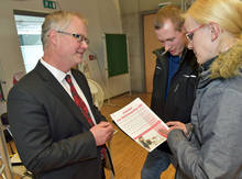 Professor Hartmut Luge berät Elektromeister Martin Otto aus Neuruppin (Mitte) zum Berufsbegleitenden Studium.