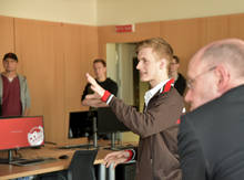 Programmchef Jon-Hendrik Thumb zeigt den Besuchern die neuen Räume von 99drei - Radio Mittweida. 