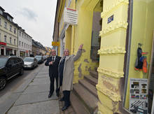 Historischer Ort Rochlitzer Straße 37: Altrektor Lothar Otto (rechts) zeigt seinem Vorgänger Werner Totzauer, wo Technicum-Gründer Uhland wohnte und die Studenten-Anmeldungen entgegennahm.