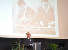 ARRI-Ingenieur von heute, Michael Koppetz, mit den ARRI-Gründern im Hintergrund - links der Mittweidaer Absolvent August Arnold.