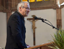 Pfarrer Johannes Grasemann begrüßt die Festgemeinde in seiner Kirche.