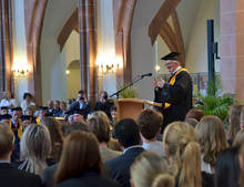 Rektor Ludwig Hilmer: &gt;&gt;Wir werfen Sie heute aus dem Nest.&lt;&lt;