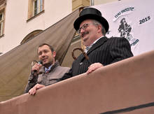 Sebastian Killisch (links) überbrachte die Bier-Spende aus dem Rathaus und gratulierte den Bergfestlern der Hochschulstadt.